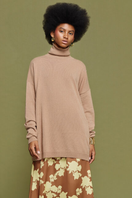 'VELMA' CASHMERE TURTLENECK (ALMOND)