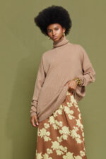 'VELMA' CASHMERE TURTLENECK (ALMOND) - Image 3