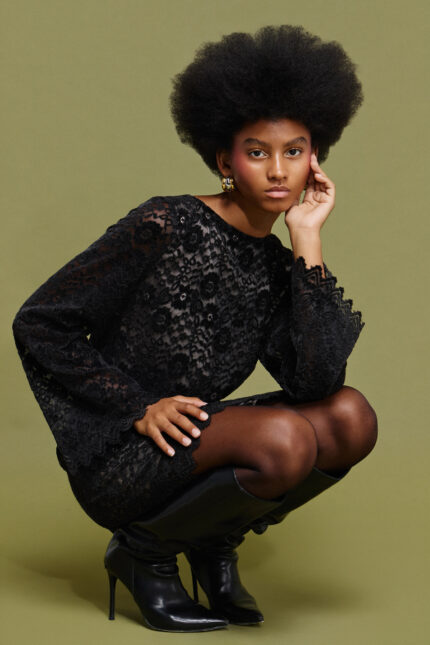 'ELLIANA' ΜΙΝΙ ΦΟΡΕΜΑ ΑΠΟ ΔΑΝΤΕΛΑ ΜΕ ΒΕΛΟΥΔΟ (BLACK)