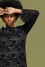 'ELLIANA' ΜΙΝΙ ΦΟΡΕΜΑ ΑΠΟ ΔΑΝΤΕΛΑ ΜΕ ΒΕΛΟΥΔΟ (BLACK) - Image 3