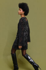 'ELLIANA' ΜΙΝΙ ΦΟΡΕΜΑ ΑΠΟ ΔΑΝΤΕΛΑ ΜΕ ΒΕΛΟΥΔΟ (BLACK) - Image 4