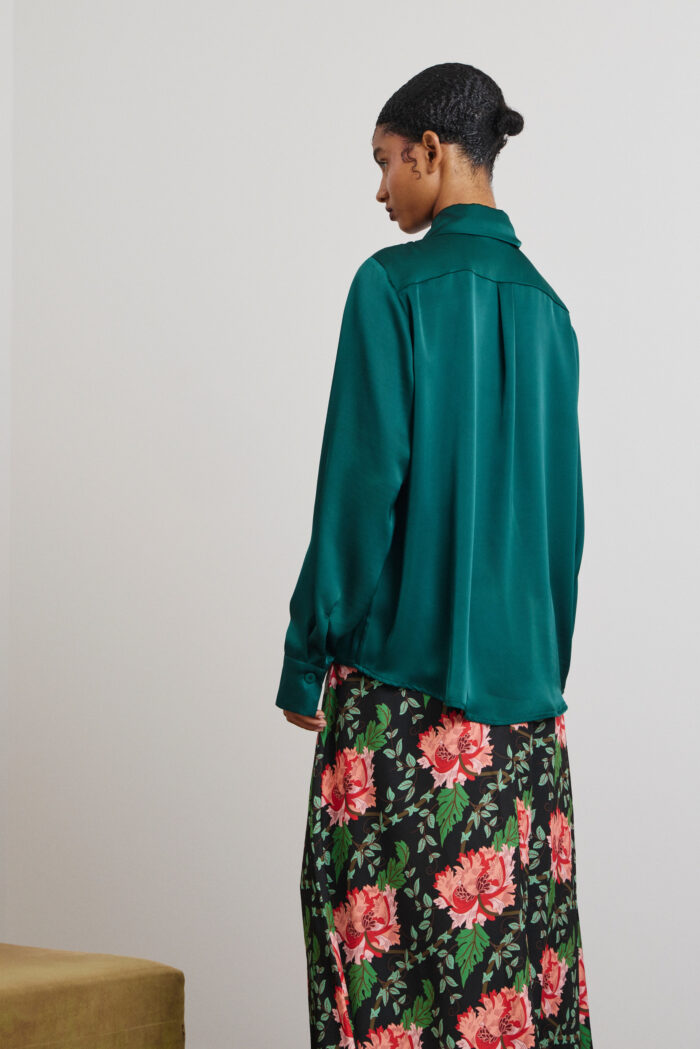 'KAIA' SATIN SHIRT (DARK GREEN) - Image 4