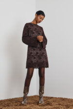 'ELLIANA' ΜΙΝΙ ΦΟΡΕΜΑ ΑΠΟ ΔΑΝΤΕΛΑ ΜΕ ΒΕΛΟΥΔΟ (CHOCOLA) - Image 2