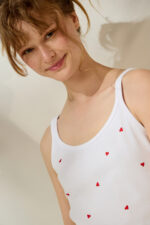 'LIA' ΤΟΠ ΜΕ ΚΕΝΤΗΜΑ ΚΑΡΔΟΥΛΕΣ (WHITE)