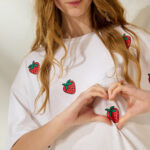 'VIOLET' STRAWBERRIES T-SHIRT (WHITE)