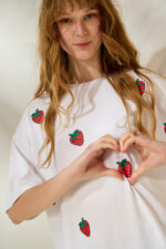 'VIOLET' STRAWBERRIES T-SHIRT (WHITE)