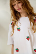 'VIOLET' STRAWBERRIES T-SHIRT (WHITE) - Image 3